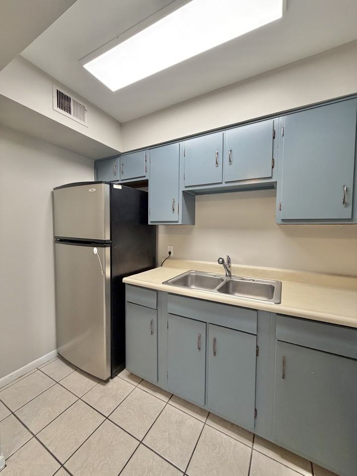 510 Holiday Dr #106 - Photo 3 of 12