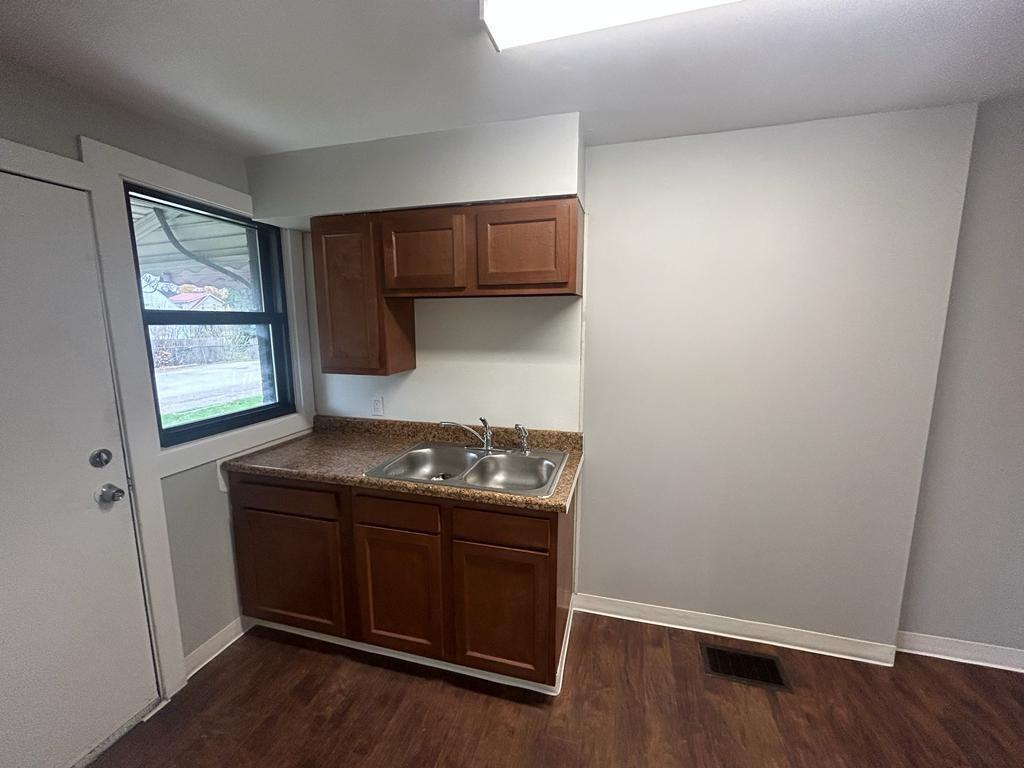 1633 Shehy St - Photo 6 of 9