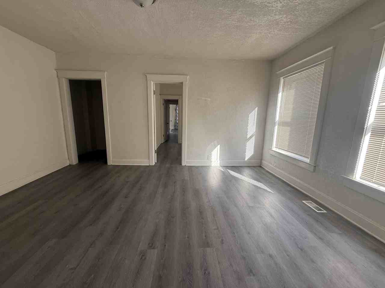 3206 East 11th Street - Photo 3 of 20