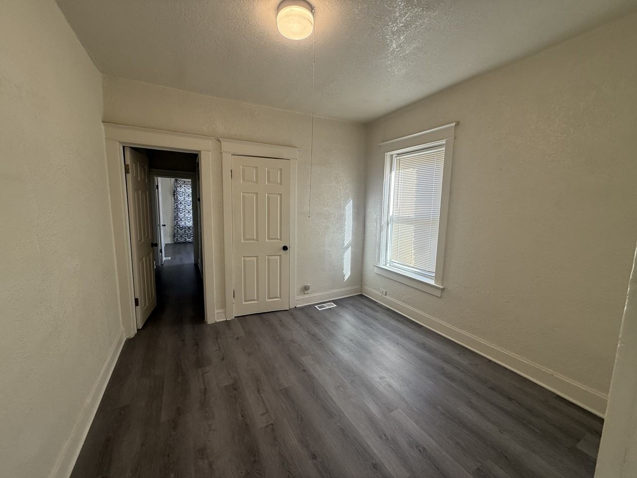 3206 East 11th Street - Photo 5 of 20