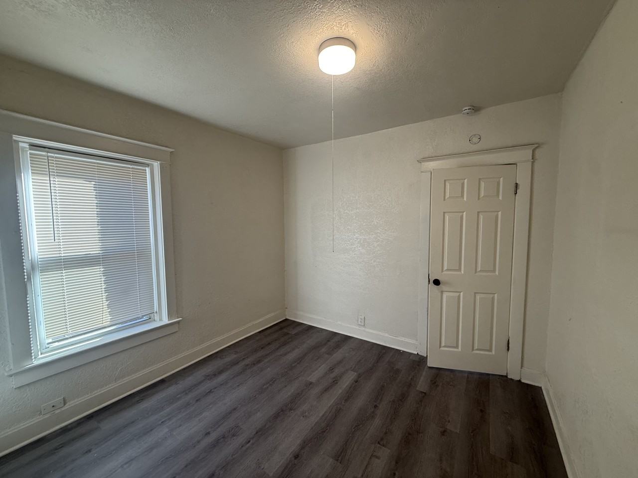 3206 East 11th Street - Photo 6 of 20