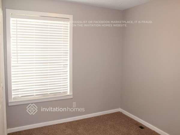 4744 S Salida St - Photo 5 of 8