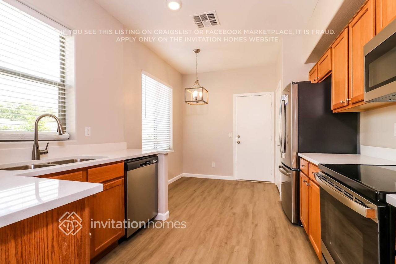 8932 W Grovers Ave - Photo 7 of 18