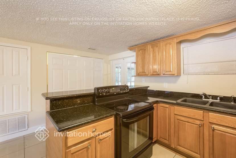 11811 Roselawn Ave - Photo 4 of 14