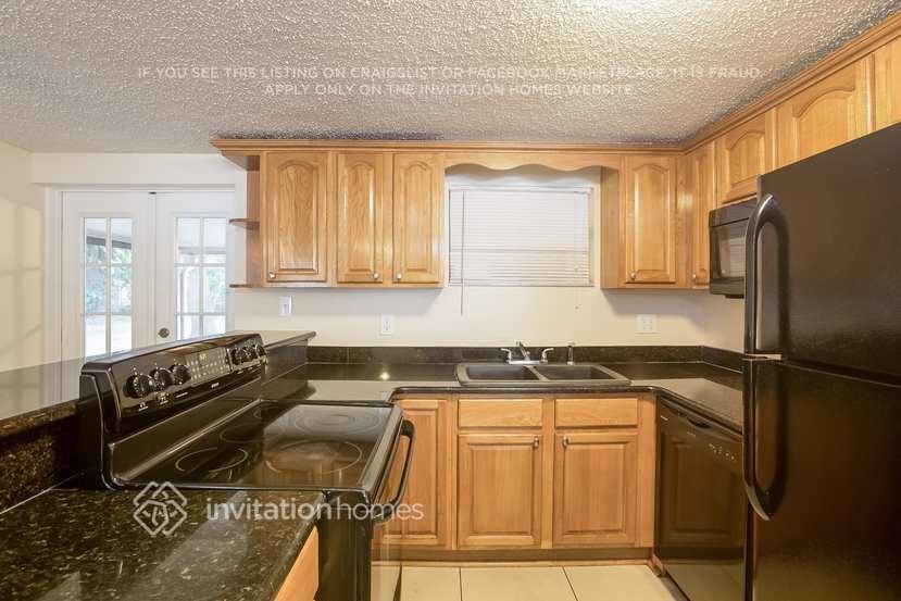 11811 Roselawn Ave - Photo 5 of 14