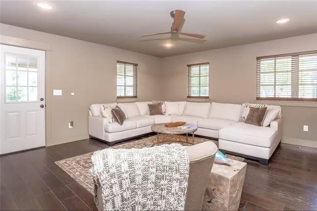 303 Nw F St - Photo 2 of 16