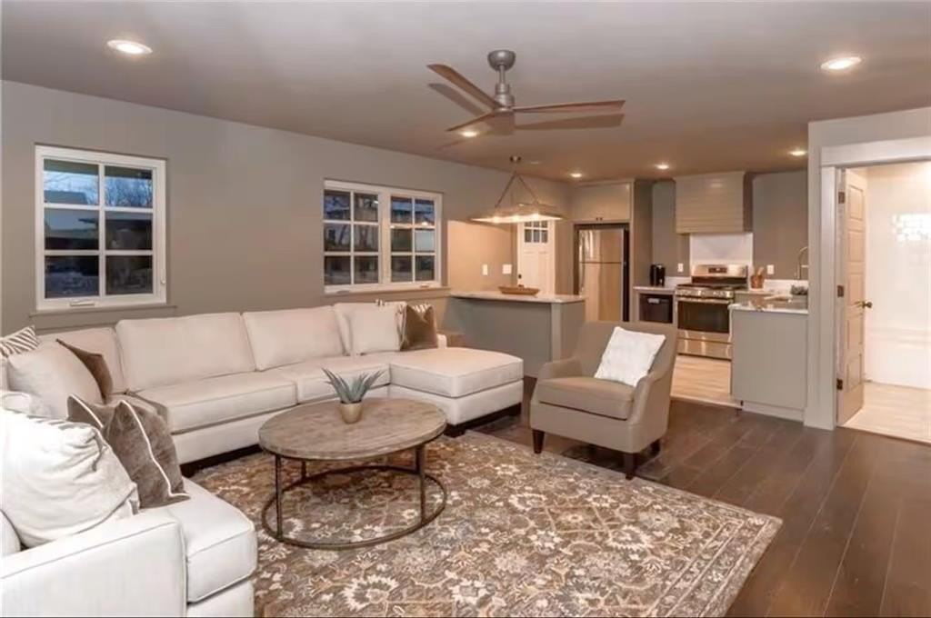 303 Nw F St - Photo 4 of 16