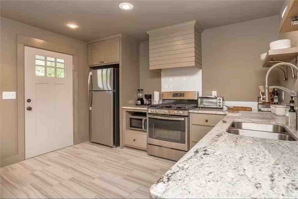 303 Nw F St - Photo 7 of 16