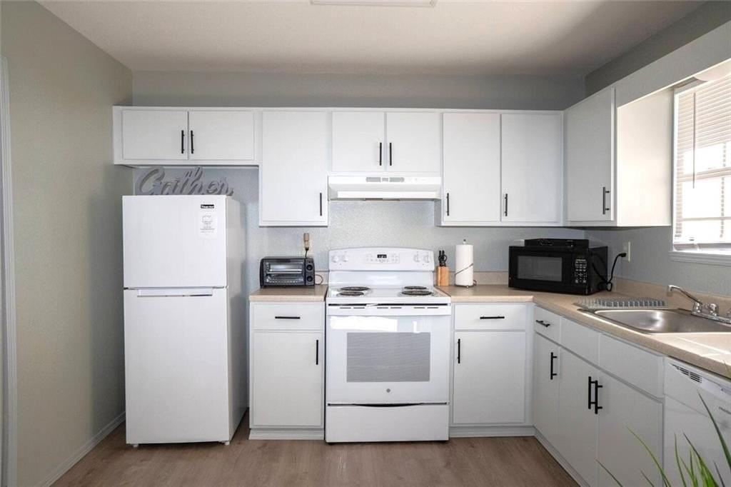 502  SE B  ST Unit #A #A - Photo 4 of 17