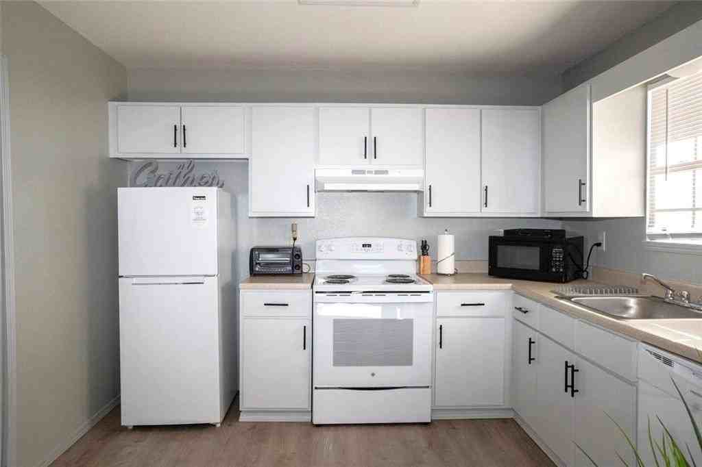 502  SE B  ST Unit #C #C - Photo 4 of 17