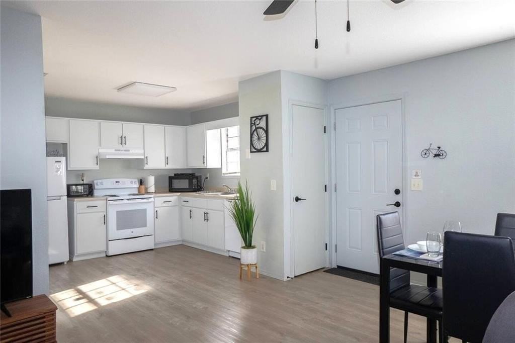 502  SE B  ST Unit #D #D - Photo 2 of 17