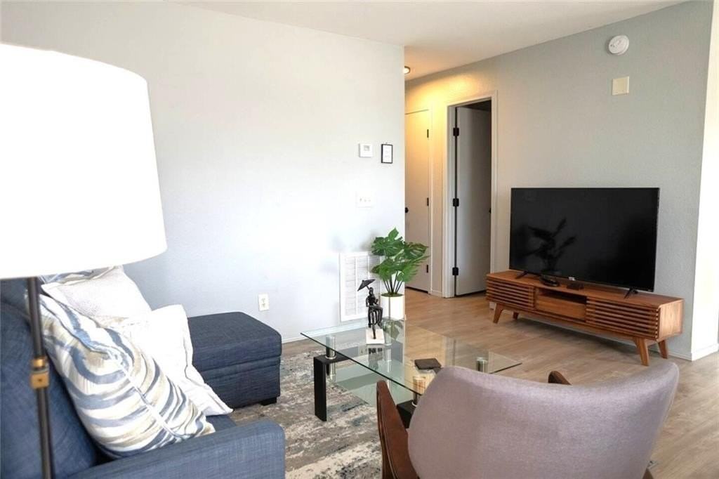 502  SE B  ST Unit #D #D - Photo 6 of 17