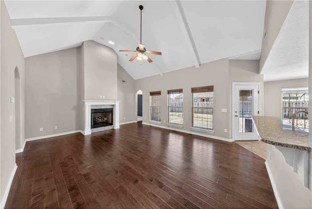 402 Sw Arch St - Photo 5 of 31