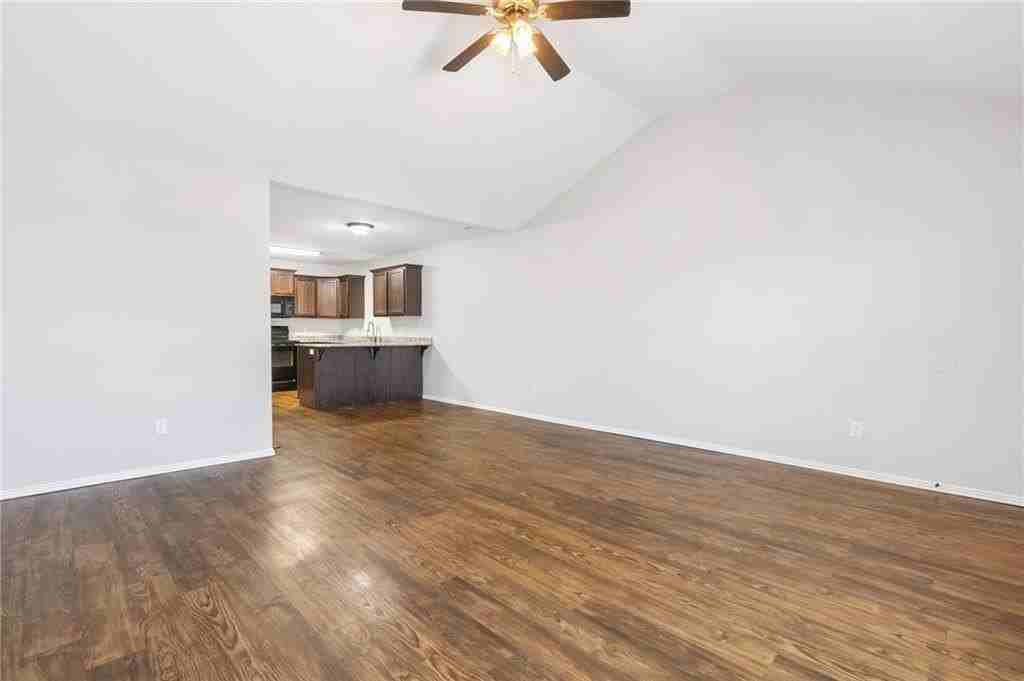 103 Foxglove St - Photo 4 of 19