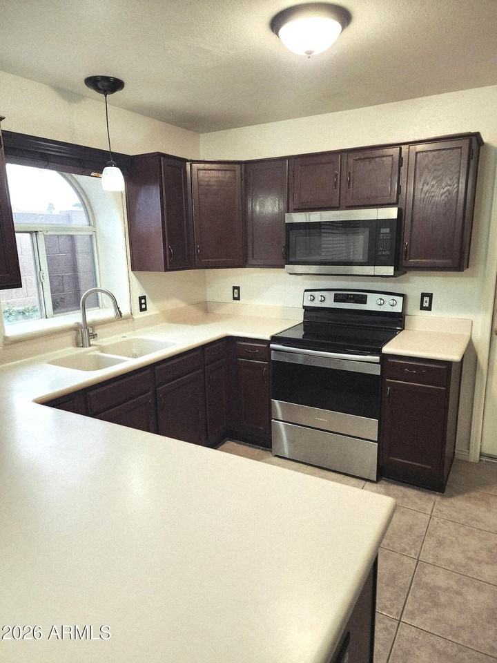 7545 W Kerry Ln - Photo 4 of 18