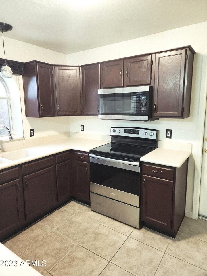 7545 W Kerry Ln - Photo 5 of 18