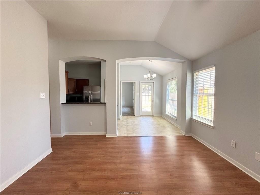 910 Crested Point Dr - Photo 3 of 16