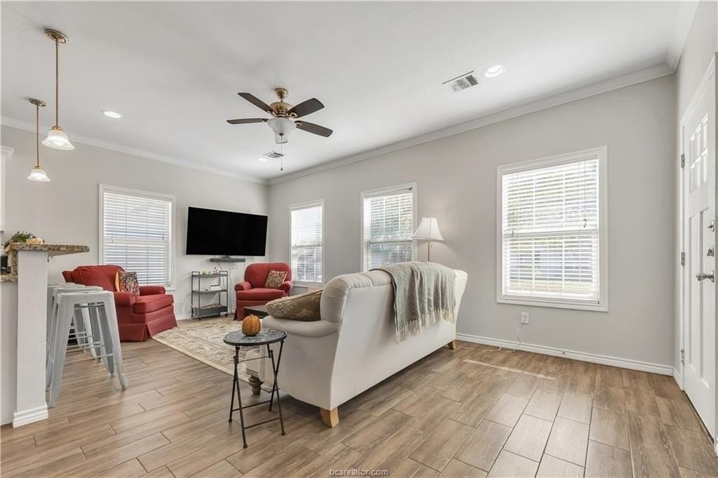 117 Sterling St - Photo 3 of 26