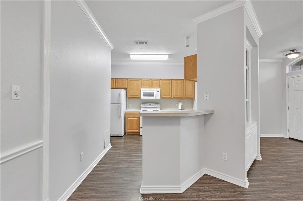 204 Fraternity Row - Photo 6 of 21