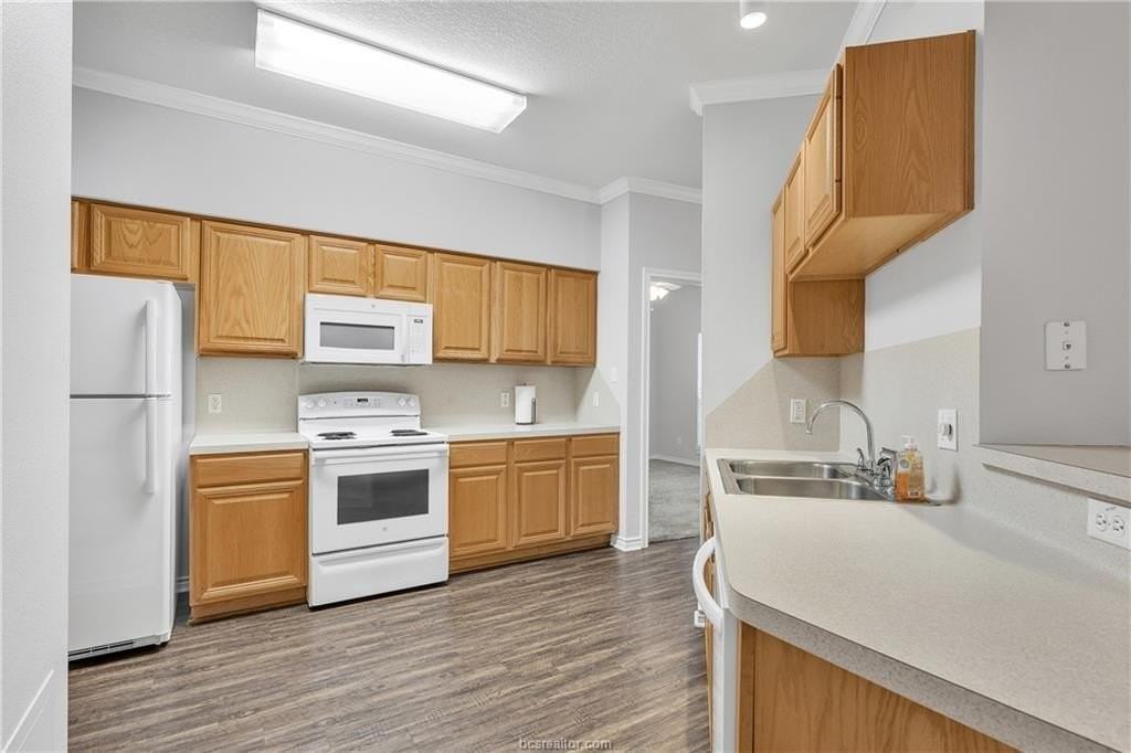 204 Fraternity Row - Photo 7 of 21