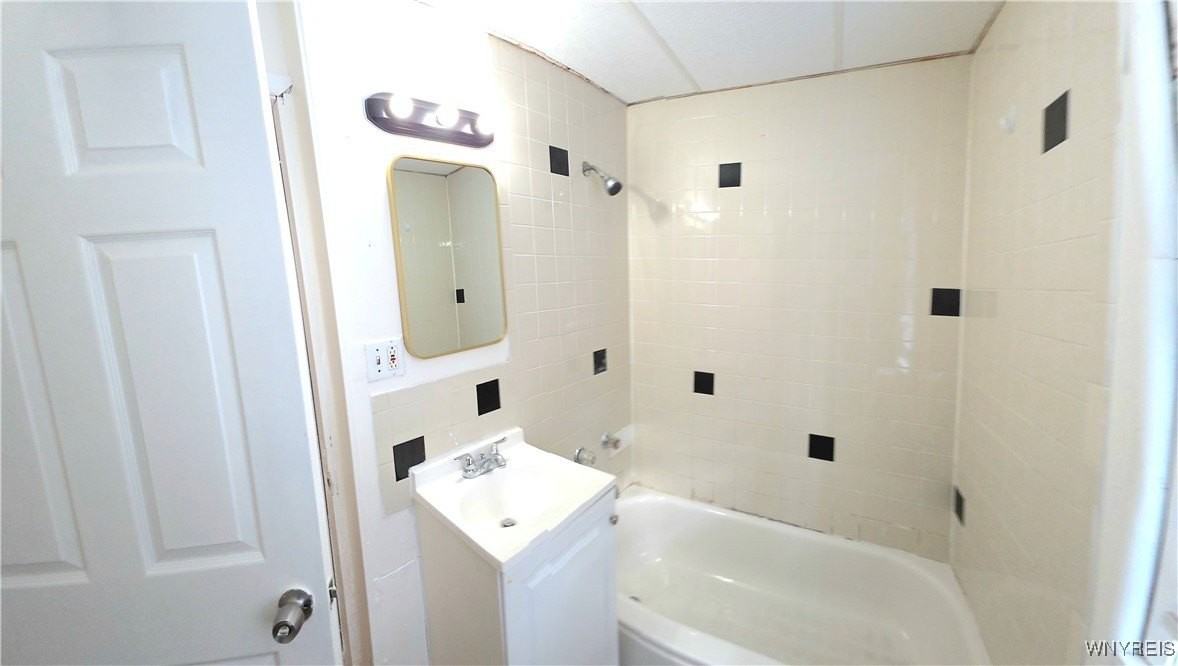 177 Grote Street unit: Lower - Photo 7 of 10