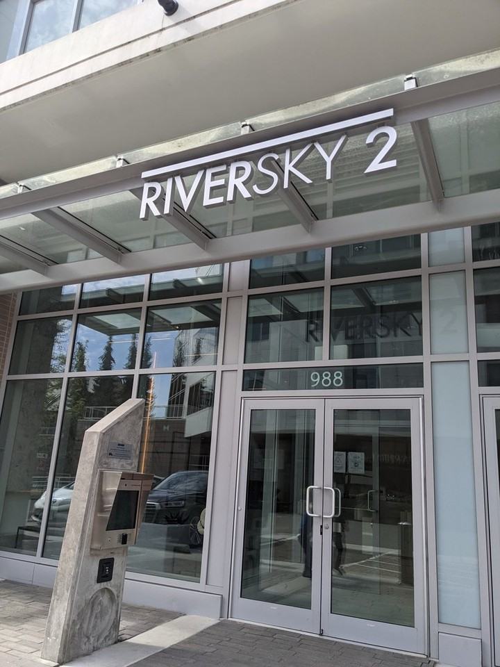 988 Quayside Dr - Photo 2 of 21