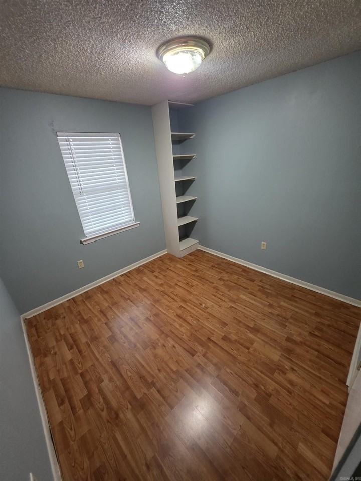 305 S Border St - Photo 4 of 7