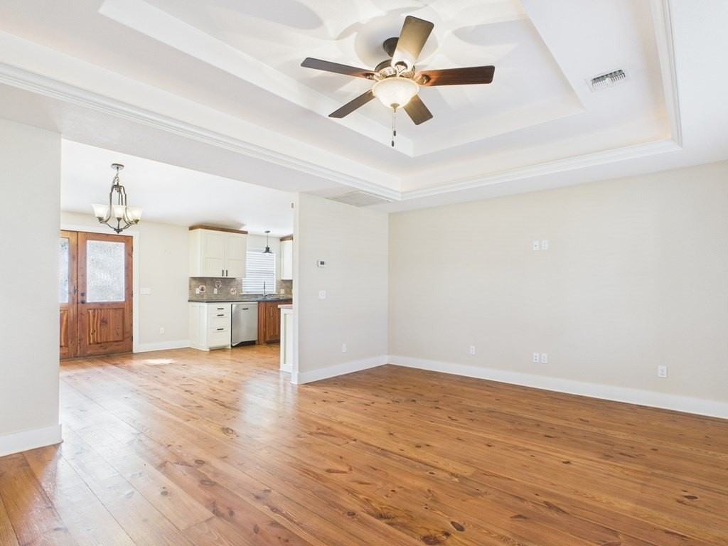 411 W College St - Photo 6 of 27