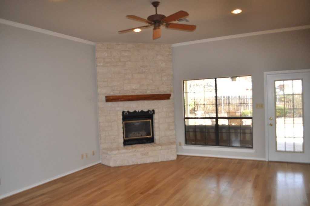 612 W Hackberry St - Photo 2 of 10