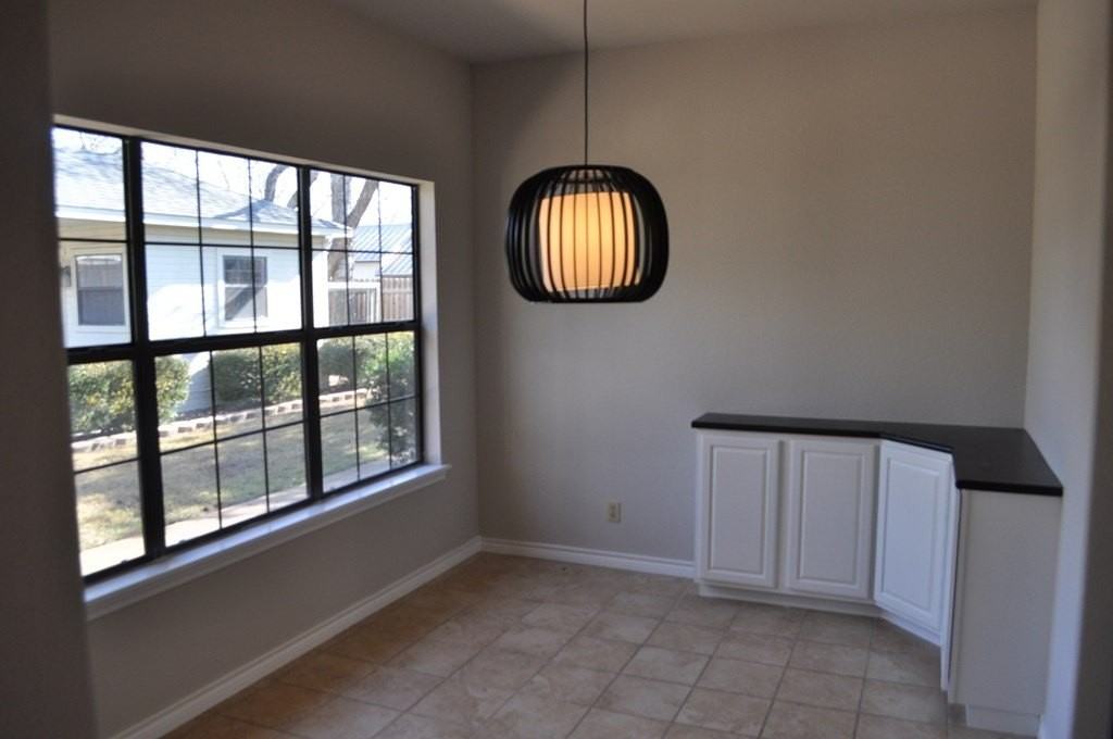 612 W Hackberry St - Photo 4 of 10