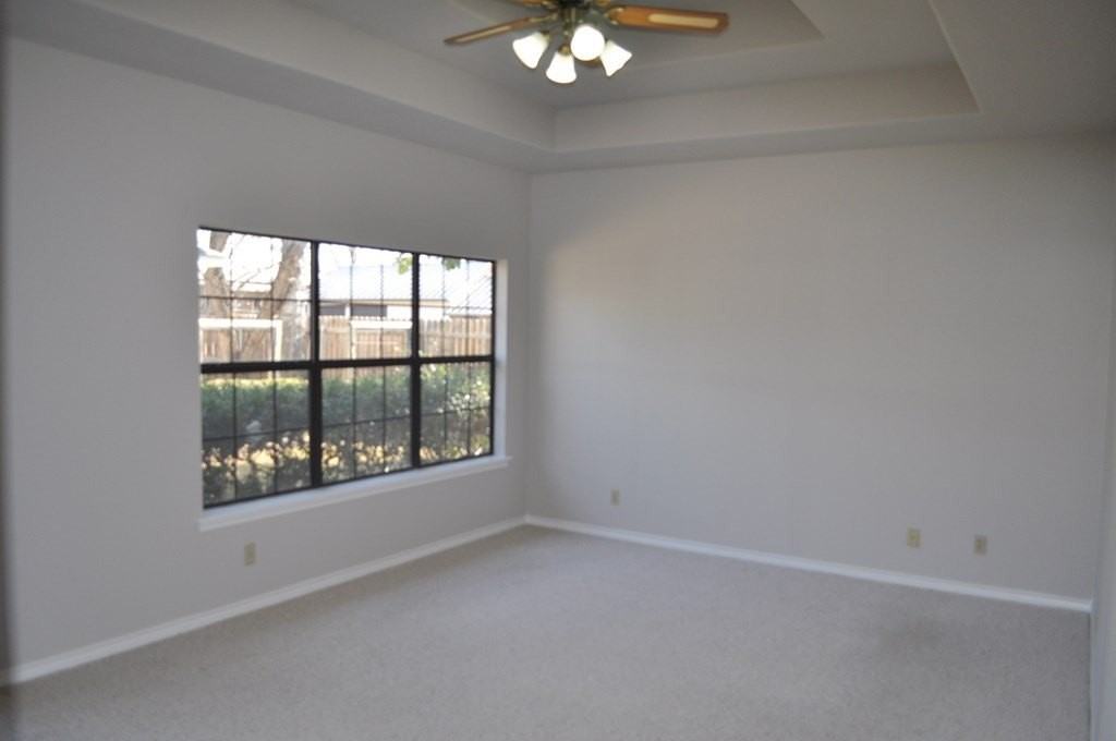 612 W Hackberry St - Photo 7 of 10