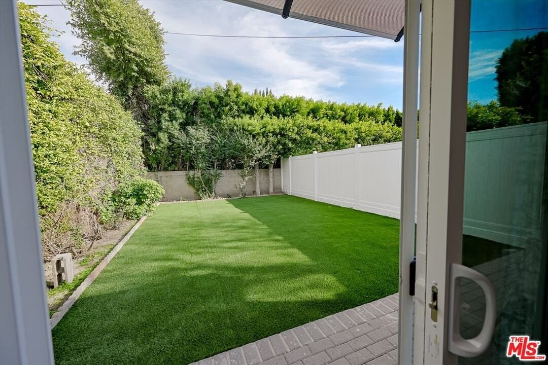 4424 Noble Ave - Photo 4 of 10