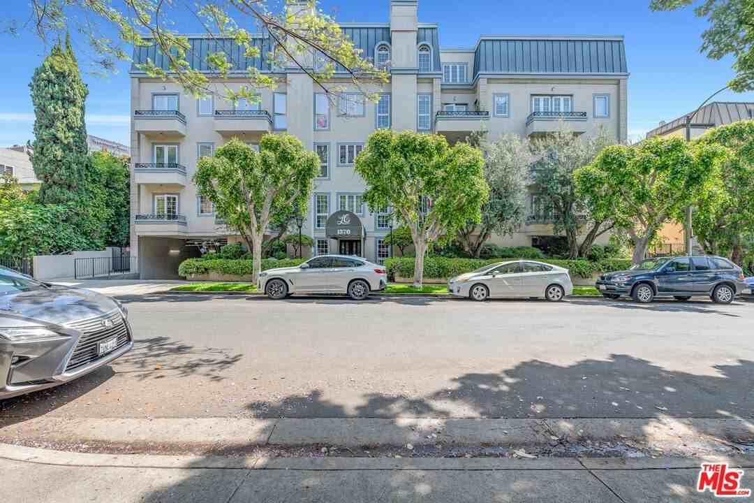 1370 Kelton Ave Apt 203 #203 - Photo 3 of 28