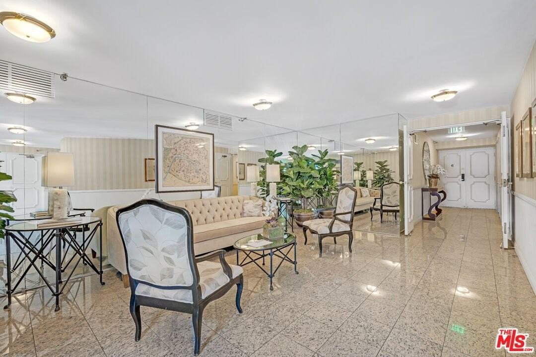 1370 Kelton Ave Apt 203 #203 - Photo 4 of 28