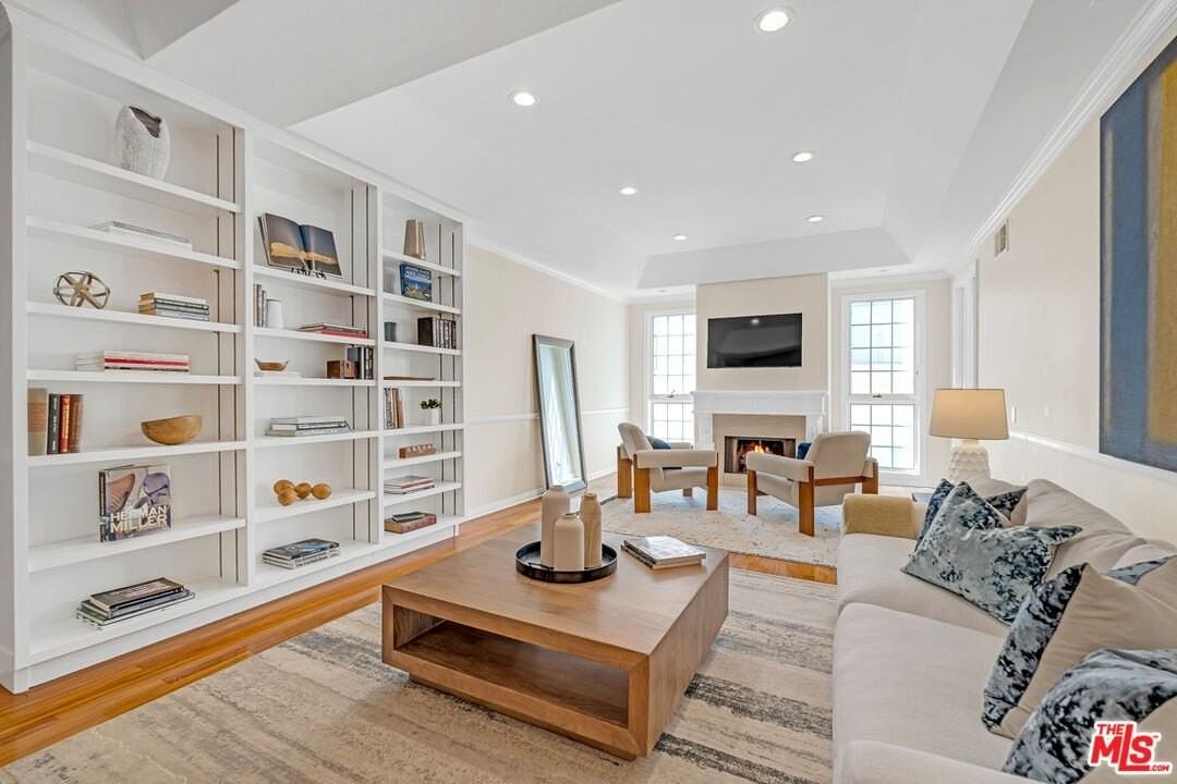 1370 Kelton Ave Apt 203 #203 - Photo 7 of 28