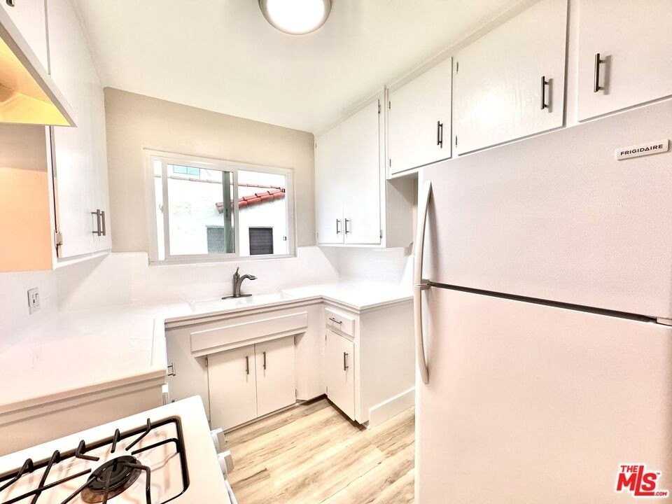 1037 S Shenandoah St Apt 7 #7 - Photo 4 of 8