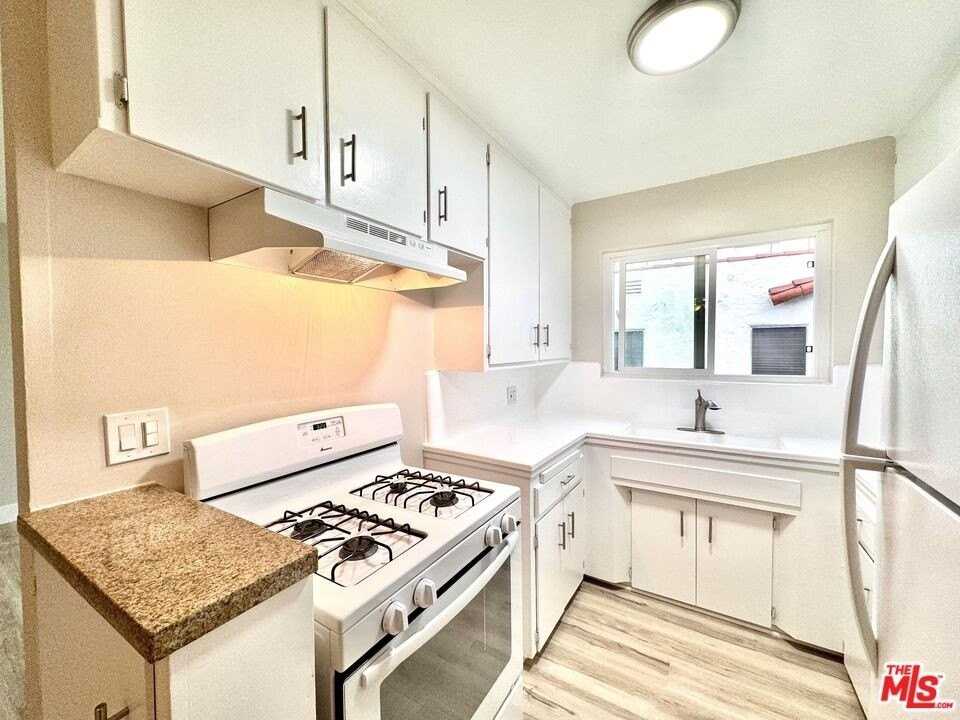 1037 S Shenandoah St Apt 7 #7 - Photo 5 of 8