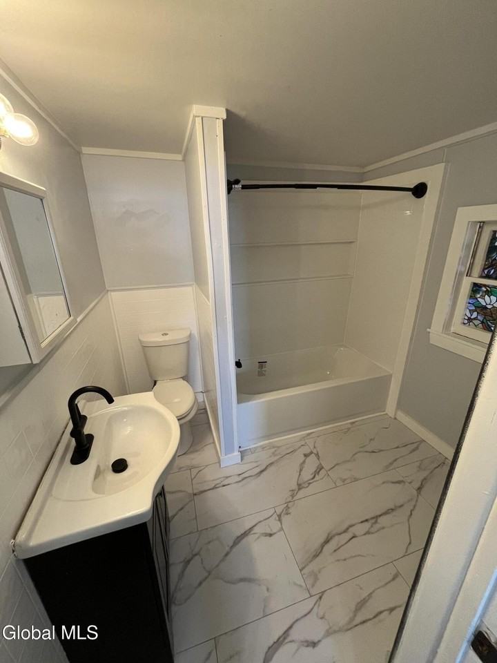 715 Hudson Ave Apt D #D - Photo 3 of 9