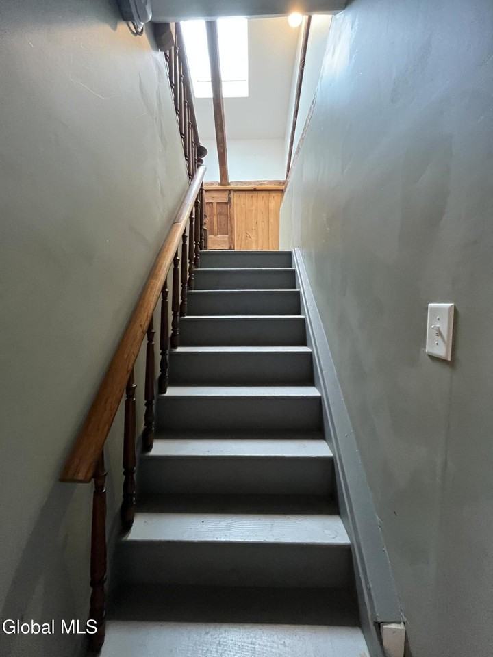 715 Hudson Ave Apt E #E - Photo 2 of 10