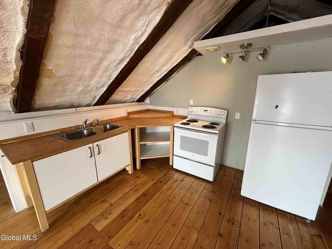 715 Hudson Ave Apt E #E - Photo 5 of 10