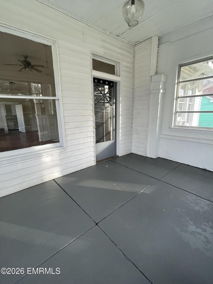 1606 37th Ave - Photo 3 of 5