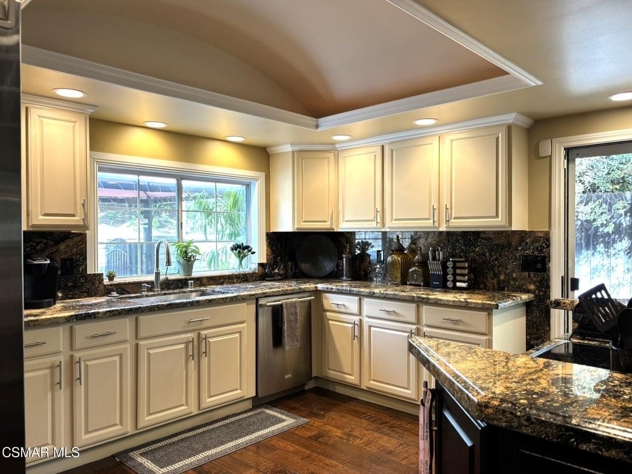 3184 Black Hills Ct - Photo 6 of 26