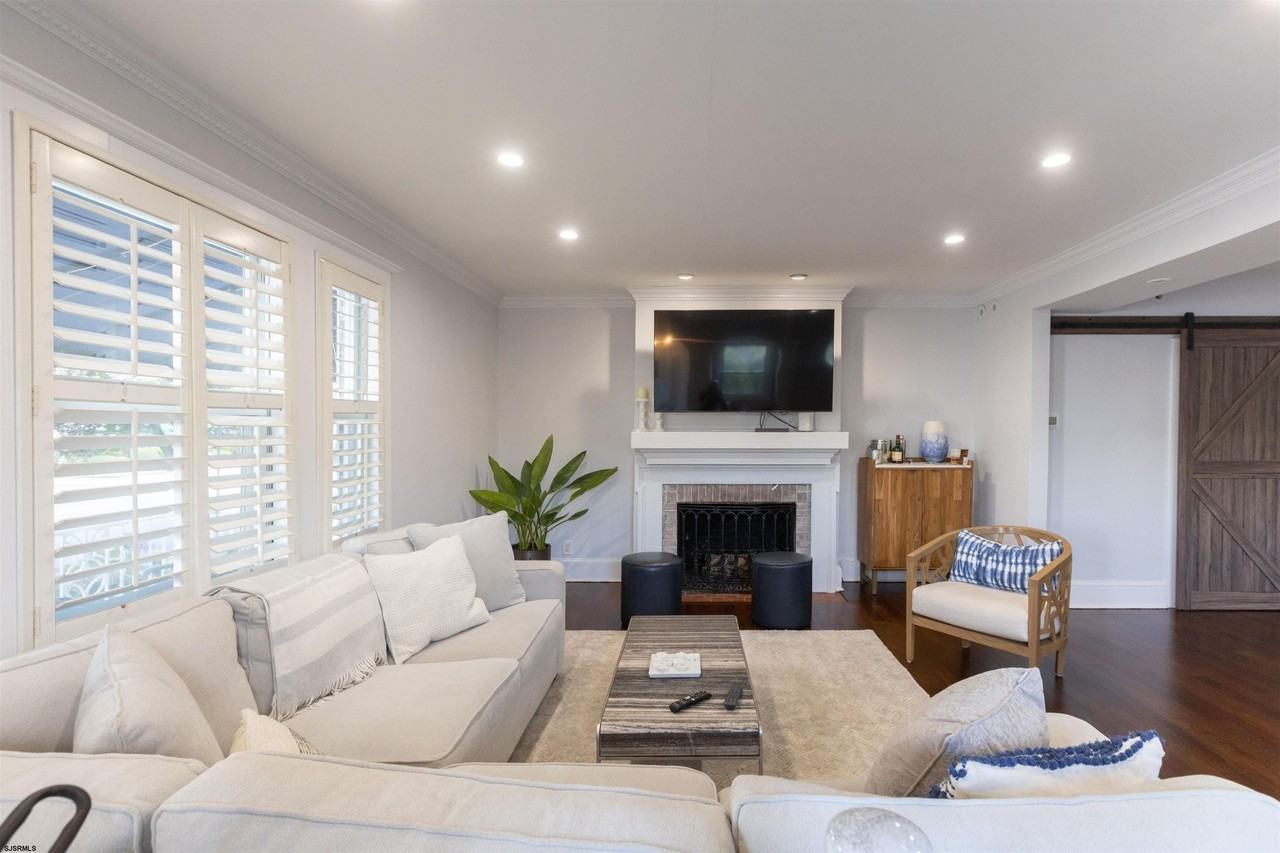 8310 Ventnor Ave - Photo 7 of 38