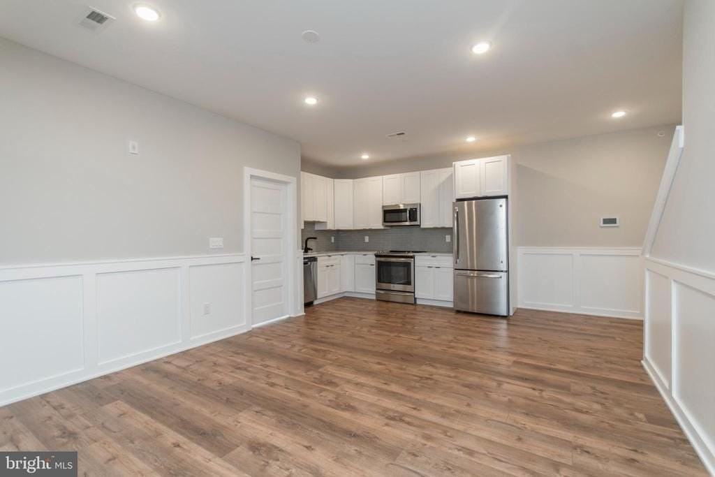 439 N 35th St #D - Photo 3 of 10