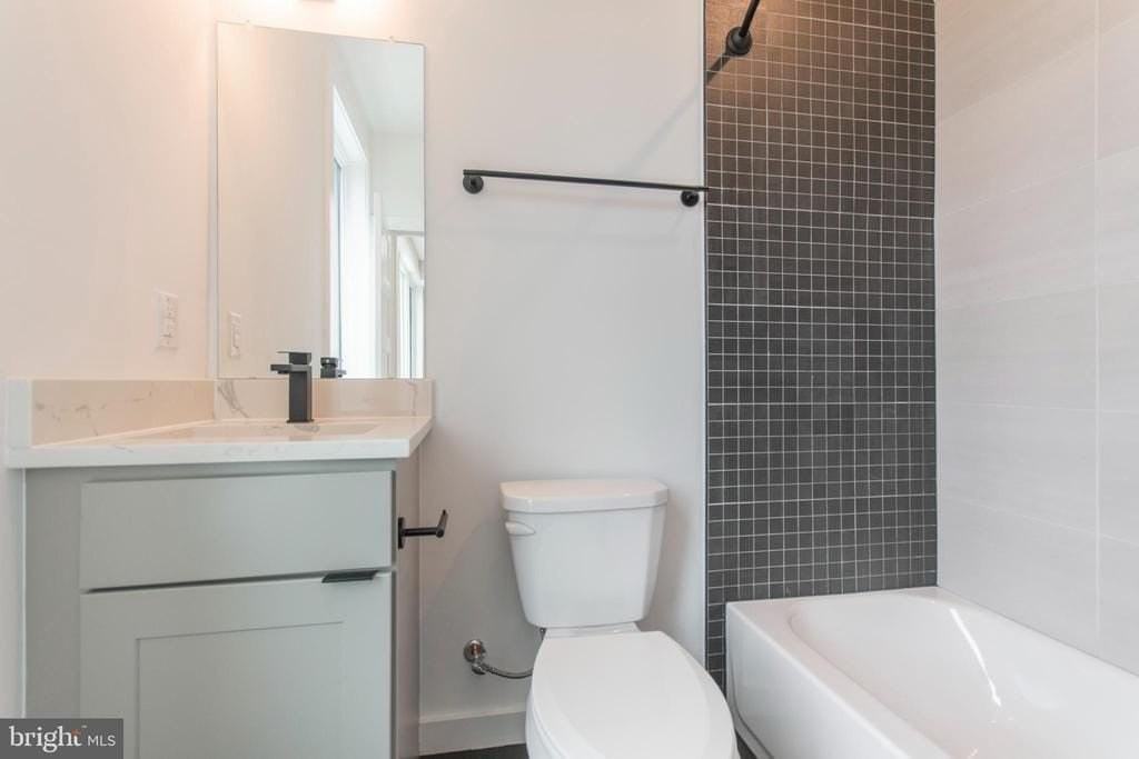 439 N 35th St #D - Photo 4 of 10