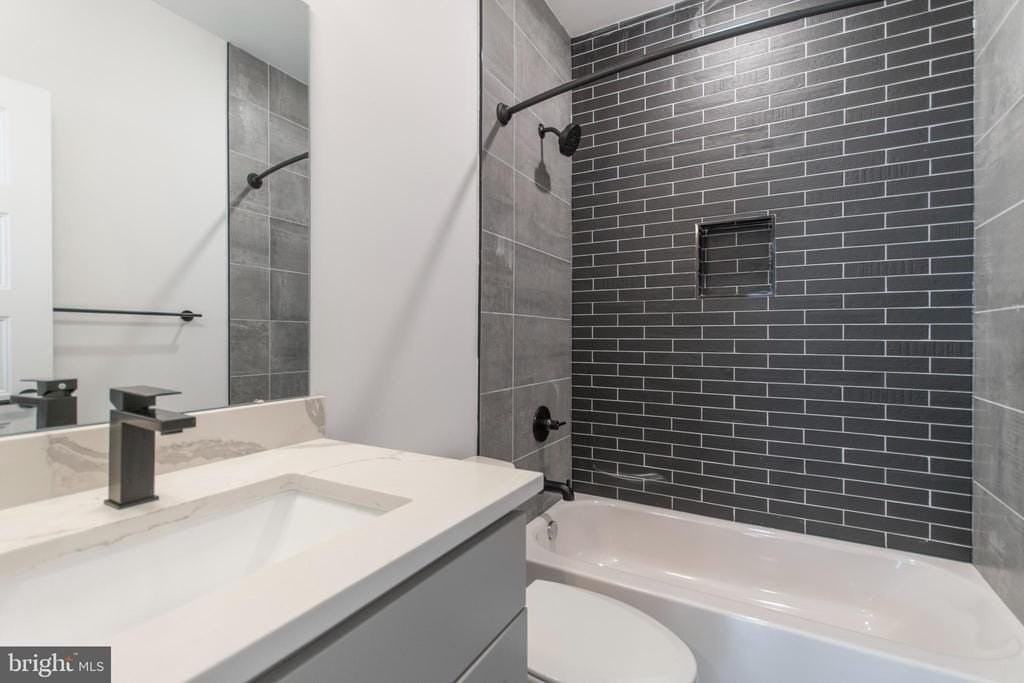 439 N 35th St #D - Photo 6 of 10