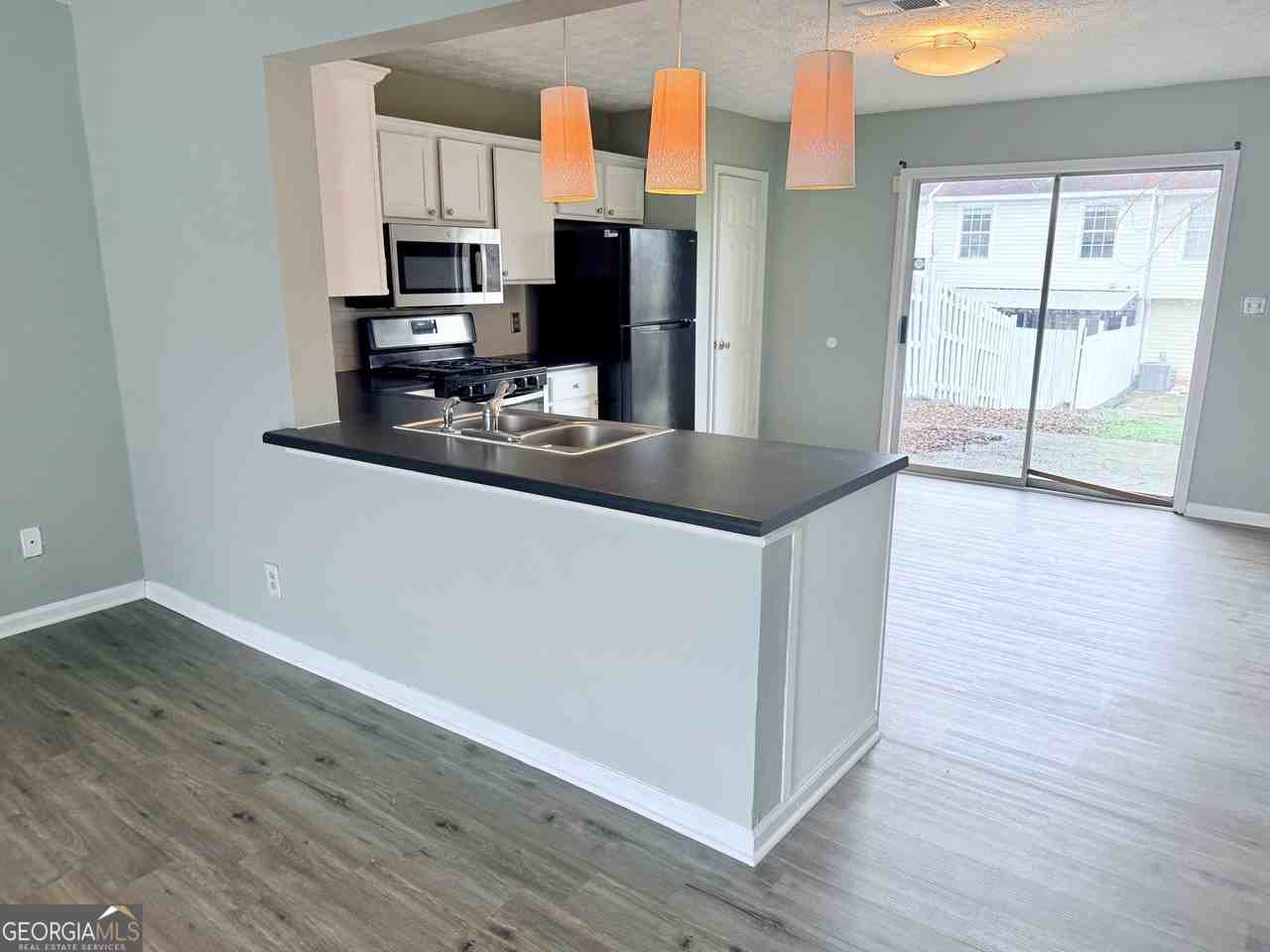 420 Bainbridge Dr - Photo 3 of 11