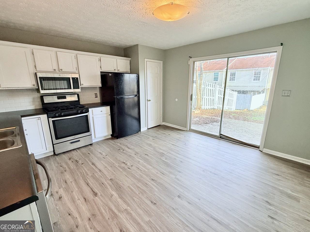 420 Bainbridge Dr - Photo 4 of 11