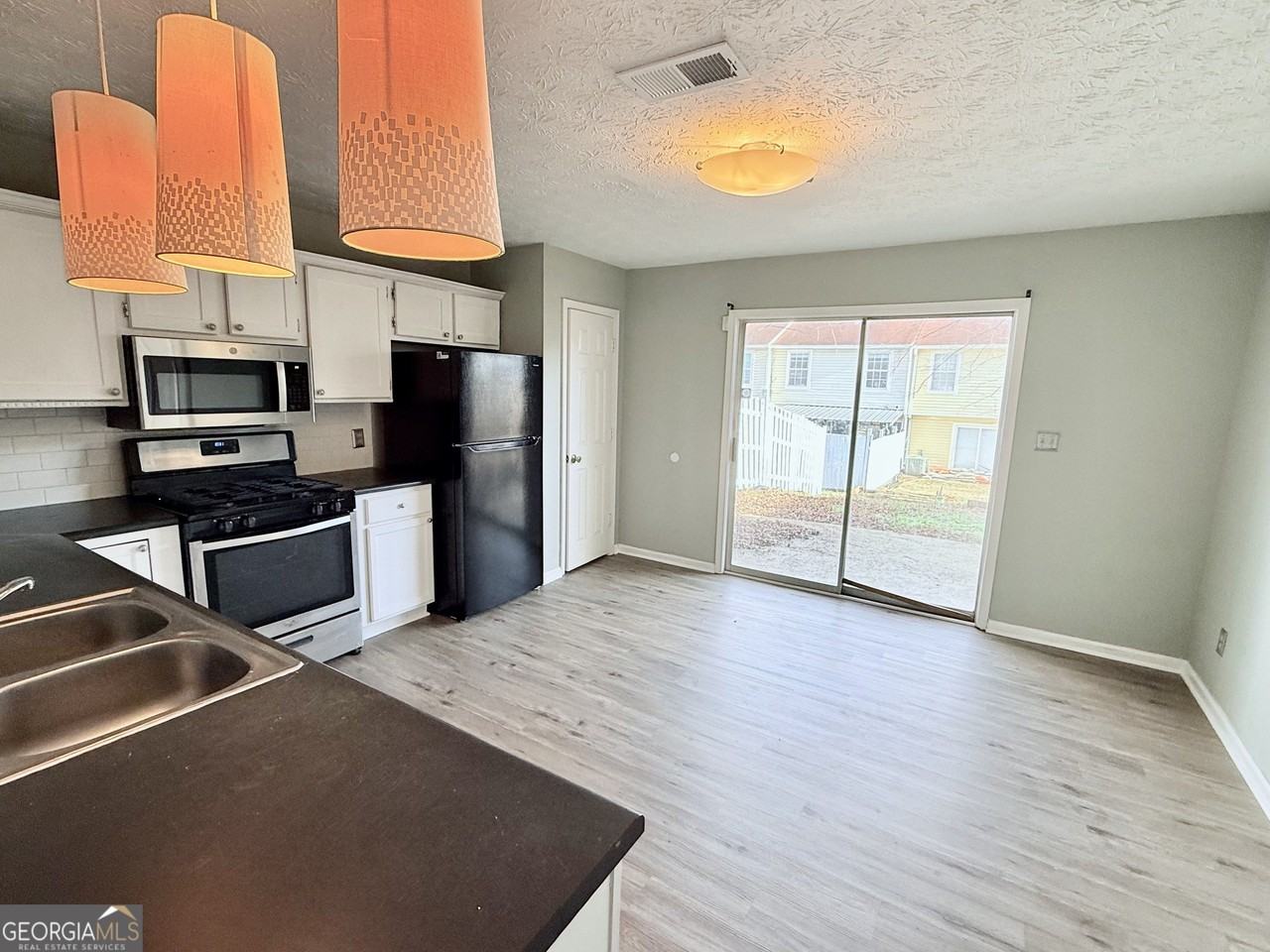 420 Bainbridge Dr - Photo 5 of 11