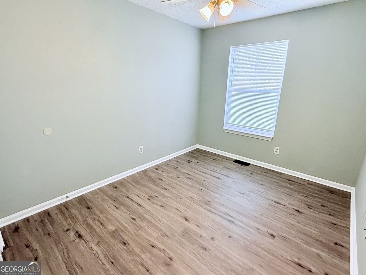 420 Bainbridge Dr - Photo 7 of 11